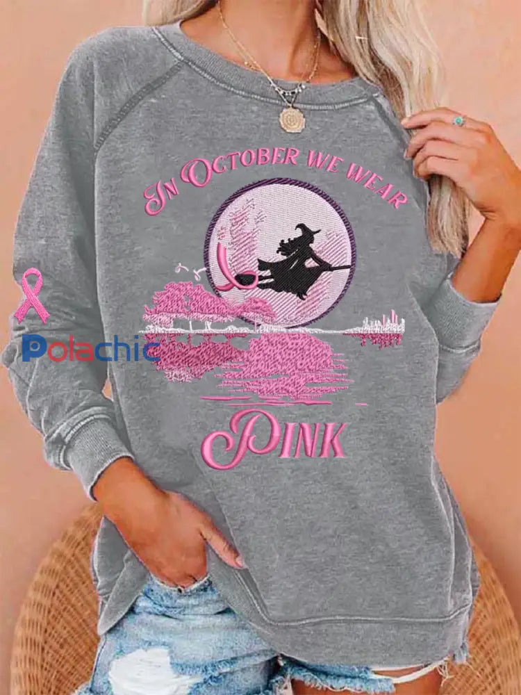 Femmes En Octobre Nous Portons Rose Halloween Sorcière Imprimer Cancer du sein Sensibilisation Sweatshirt Gris clair / S