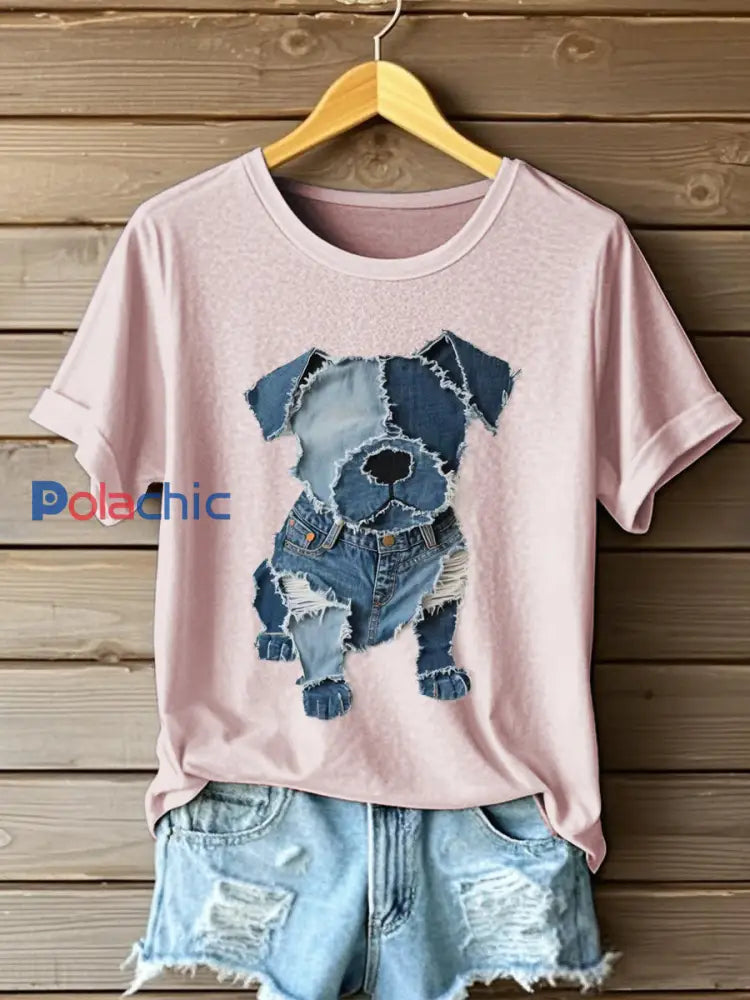 Motif de chien Denim Patchwork Art T-Shirt des femmes rose / S