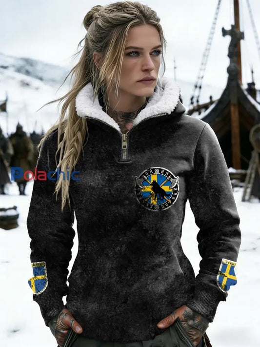 Chandail à capuchon doublé en sherpa pour femme Edgy Black Swedish Flag Wolf & Axe Print Multicolore / S