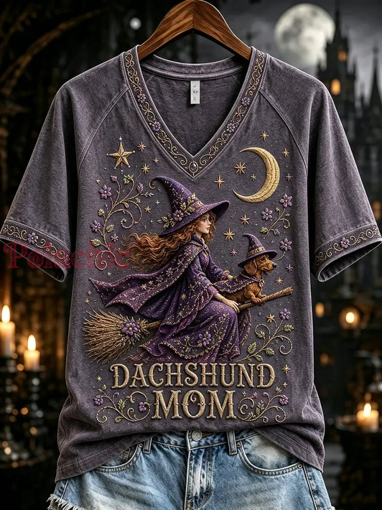 Damski t-shirt z krótkim rękawem i dekoltem w kształcie litery V z nadrukiem przedstawiającym suczkę jamnikową –