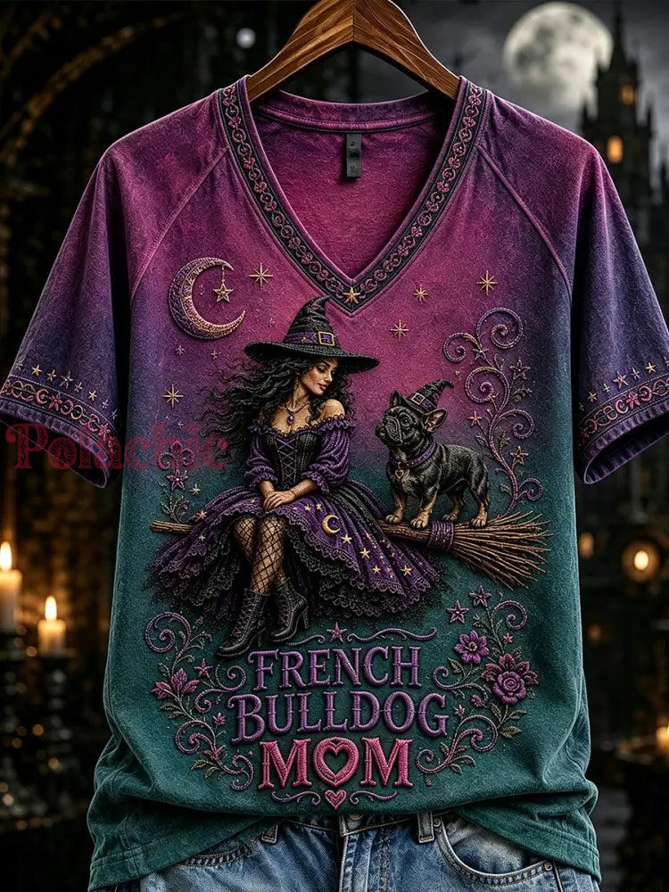 Damski t-shirt z nadrukiem na Halloween: czarownica-mama z francuskim buldogiem z dekoltem w kształcie litery V i