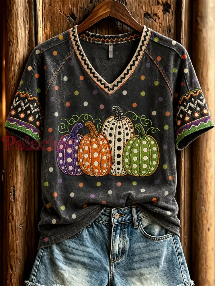 Klasyczny damski t-shirt z krótkim rękawem z artystycznym nadrukiem na jesień: dynie w grochy - Czarny / S