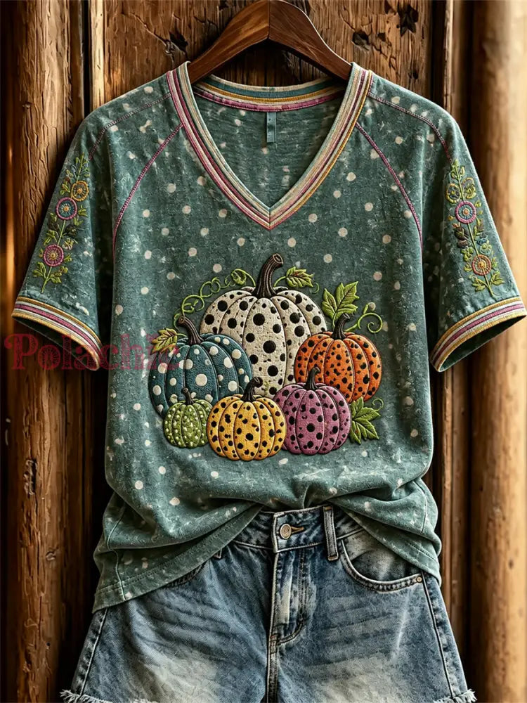 Klasyczny damski t-shirt z krótkim rękawem z artystycznym nadrukiem na jesień: dynie w grochy - Zielony / S