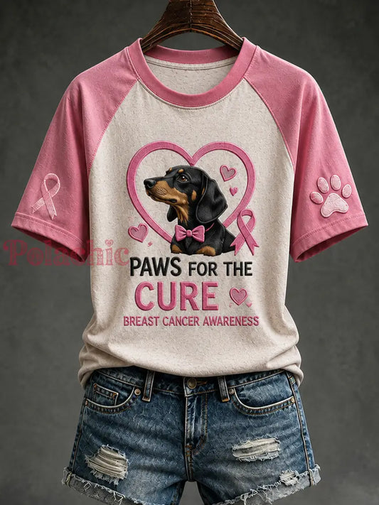 Kobiecy t-shirt z krótkim rękawem z nadrukiem uroczego psa i hasłem „Paws For The Cure” - Kremowo-biały / S
