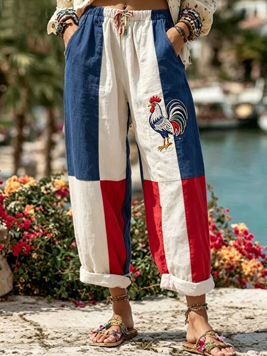 Pantalon décontracté en coton et lin, orné d’une broderie représentant le drapeau français et le coq gaulois.