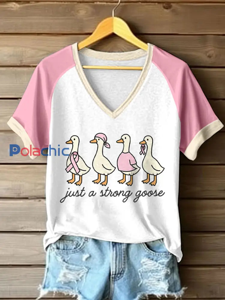 T-shirt à col en V de couleur contrastante Just A Strong Goose pour femme Rose / S