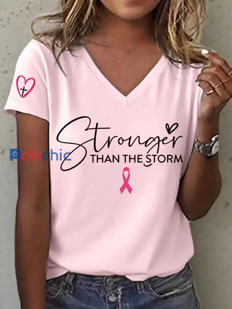 T-shirt à col en V imprimé Stronger Than The Storm Femme Rose / S
